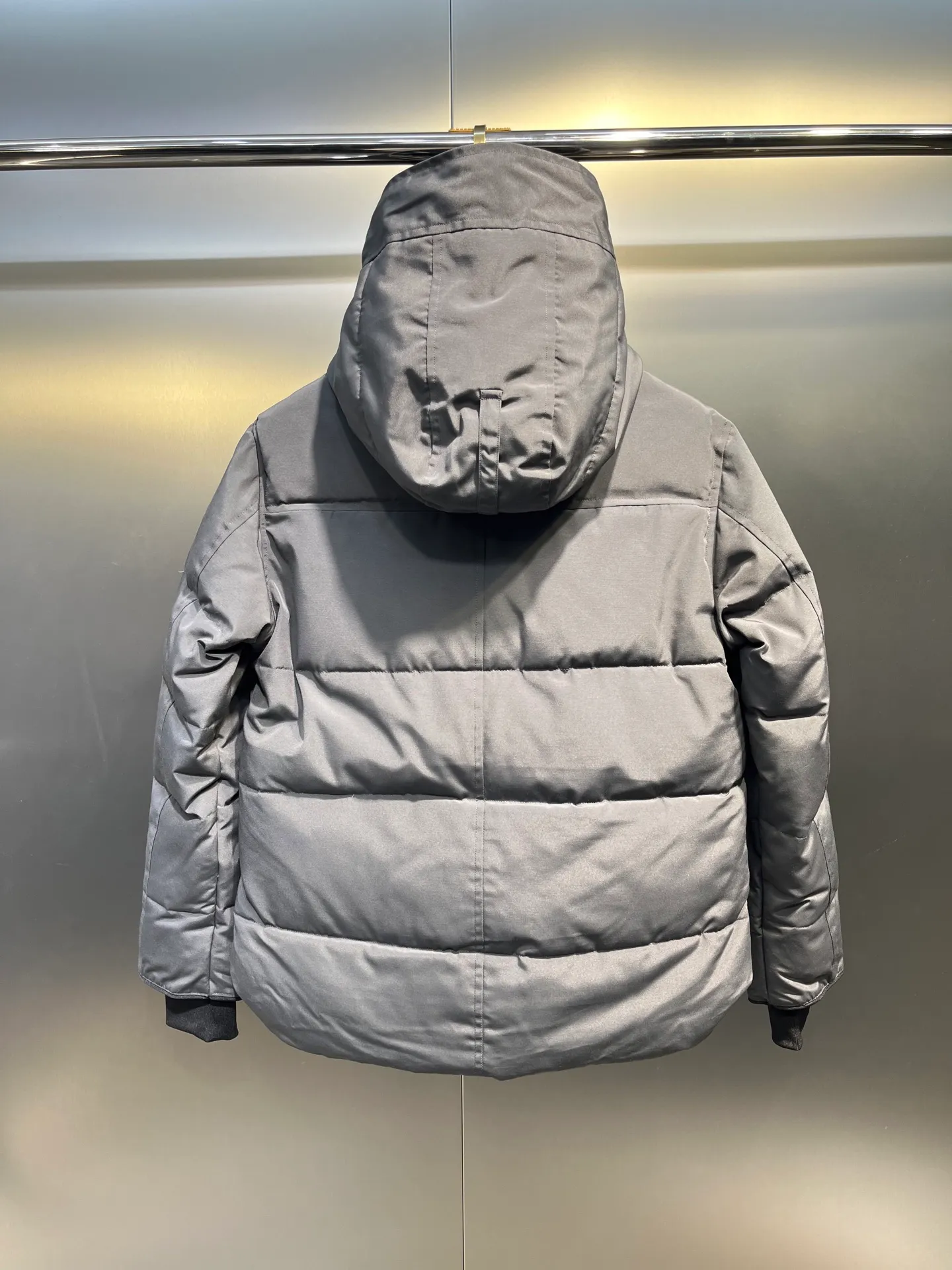 P700 Goose 🌟17 styles of chest patch, same style for men and women, cold-resistant down jackets! The fur collar is detachable. The natural Siberian coyote fur collar has a delicate yet strong feel, which comes from the sense of life that comes from the erosion of wind and frost in nature. The market usually uses raccoon fur or fake fur instead, which is not even the slightest bit better! The collar part has cold-proof flannel, which is close to the head and neck, comfortable and warm! The fabric is made of high-density nano-level waterproof fabric, which is windproof and wear-resistant and has a certain thickness! The zipper is the official YKK brand! The waist has an elastic waistline design that can be adjusted according to yourself! There is also an anti-wind Velcro inside! Seamless threaded cuffs to avoid stiffening! In order to prevent cold wind from pouring in, a double closure design is adopted. On the premise of the traditional zipper fly, six Velcro fasteners are used for secondary closure, which brings better warmth retention effect. It retains the classic hooded design and uses super large luxurious wolf fur to protect against wind and cold. No matter how low the temperature is this winter, one piece is enough. I’ll give you the wind and temperature. Size: s-xxl